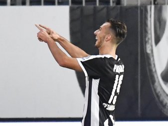 Sandhausens Torschütze Leart Paqarada bejubelt seinen Treffer zum 1-0 gegen Union Berlin. Foto: Thomas Kienzle