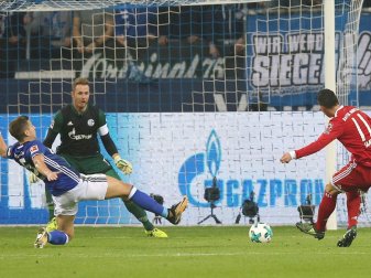 James (r.) trifft zum 2:0 - Nastasic (l.) kommt zu spät