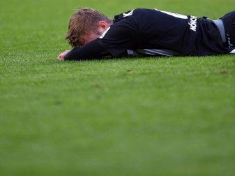Gladbachs Christoph Kramer liegt nach dem Zusammenprall mit Stuttgarts Anastasios Donis auf dem Platz. Foto: Federico Gambarini Gladbachs Christoph Kramer liegt nach dem Zusammenprall mit Stuttgarts Anastasios Donis auf dem Platz. Foto: Federico Gambarini