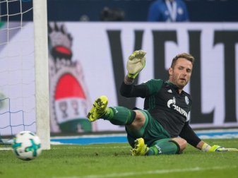 Schalkes Keeper Ralf Fährmann hatte beim Strafstoß von Robert Lewandowski keine Chance. Foto: Bernd Thissen Schalkes Keeper Ralf Fährmann hatte beim Strafstoß von Robert Lewandowski keine Chance. Foto: Bernd Thissen