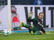 Schalkes Keeper Ralf Fährmann hatte beim Strafstoß von Robert Lewandowski keine Chance. Foto: Bernd Thissen