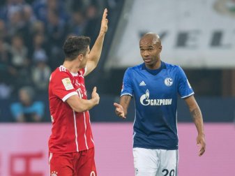 Bayerns Robert Lewandowski (l) diskutiert mit dem Schalker Naldo. Foto: Guido Kirchner Bayerns Robert Lewandowski (l) diskutiert mit dem Schalker Naldo. Foto: Guido Kirchner