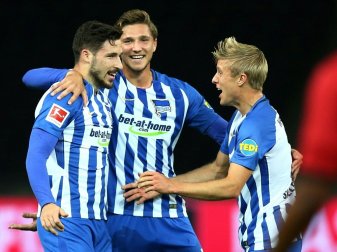 Berlin schlägt Leverkusen mit 2:1 - Leckie (l.) trifft Berlin schlägt Leverkusen mit 2:1 - Leckie (l.) trifft