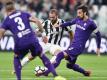 Gonzalo Higuain (M) von Juventus Turin und Davide Astori vom AC Florenz kämpfen um den Ball. Foto: Alessandro Di Marco