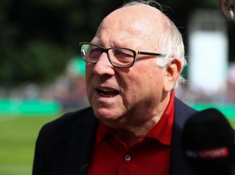 Uwe Seeler kann die heutigen Transfersummen nicht nachvollziehen. Foto: Christian Charisius Uwe Seeler kann die heutigen Transfersummen nicht nachvollziehen. Foto: Christian Charisius