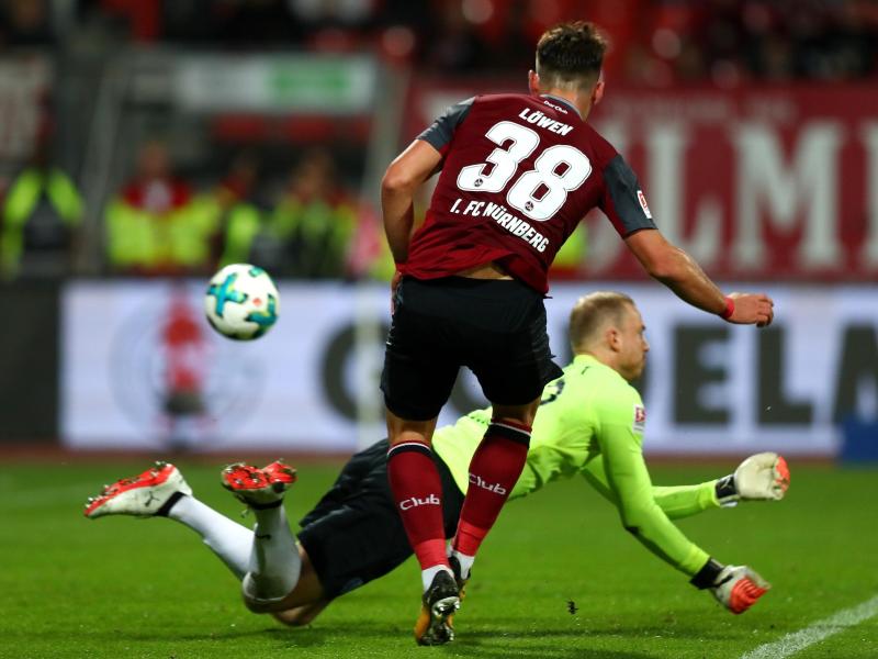 Der Treffer von Eduard Löwen (l) zum 1:1 gegen den VfL Bochum brachte Nürnberg auf die Siegerstraße. Foto: Daniel Karmann