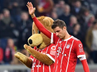 Enttäuscht: Auch das Vereins-Maskottchen kann Thomas Müller nach dem 2:2 gegen Wolfsburg nicht aufheitern. Foto: Peter Kneffel Enttäuscht: Auch das Vereins-Maskottchen kann Thomas Müller nach dem 2:2 gegen Wolfsburg nicht aufheitern. Foto: Peter Kneffel