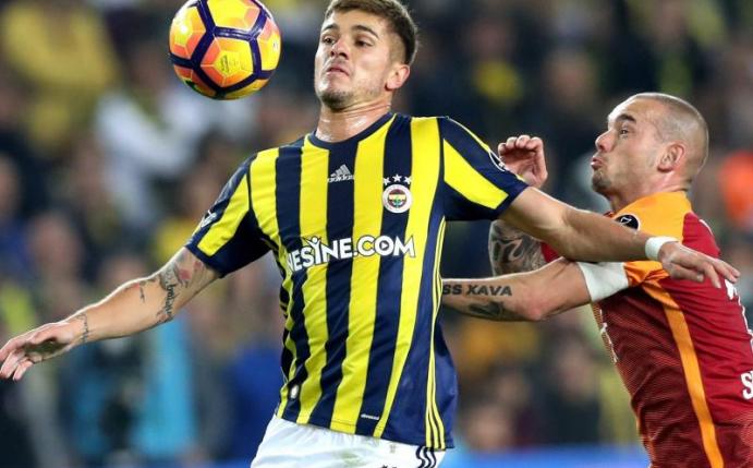 Ex-Schalker Roman Neustädter (l) hat mit Fenerbahce Istanbul das Stadtderby gegen Besiktas gewonnen. Foto: Sedat Suna