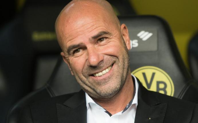 Dortmunds Trainer Peter Bosz hat mächtig gute Laune: Beim 6:1 gegen Mönchengladbach spielte seine Mannschaft groß auf. Foto: Bernd Thissen