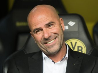 Dortmunds Trainer Peter Bosz hat mächtig gute Laune: Beim 6:1 gegen Mönchengladbach spielte seine Mannschaft groß auf. Foto: Bernd Thissen Dortmunds Trainer Peter Bosz hat mächtig gute Laune: Beim 6:1 gegen Mönchengladbach spielte seine Mannschaft groß auf. Foto: Bernd Thissen
