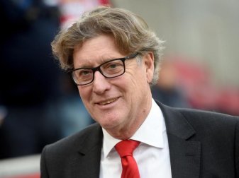 Stützt FC-Trainer Peter Stöger den Rücken: FC-Legende Toni Schumacher Foto: Jonas Güttler Stützt FC-Trainer Peter Stöger den Rücken: FC-Legende Toni Schumacher Foto: Jonas Güttler