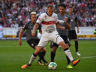 VfB-Verteidiger Holger Badstuber (M) ist nicht zufrieden mit dem Punkt gegen den FC Augsburg. Foto: Marijan Murat