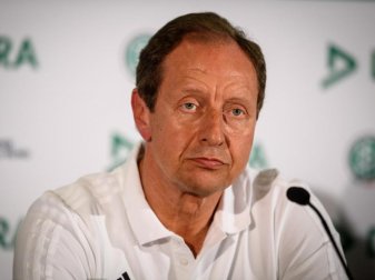 Steht weiter hinter dem Videobeweis: DFB-Schiedsrichter-Manager Hellmut Krug. Foto: Matthias Balk Steht weiter hinter dem Videobeweis: DFB-Schiedsrichter-Manager Hellmut Krug. Foto: Matthias Balk