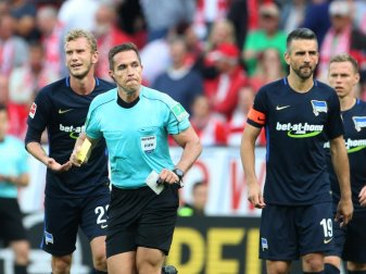 Schiedsrichter Tobias Stieler stand bei der Partie Mainz gegen Hertha öfters im Mittelpunkt. Foto: Thomas Frey Schiedsrichter Tobias Stieler stand bei der Partie Mainz gegen Hertha öfters im Mittelpunkt. Foto: Thomas Frey