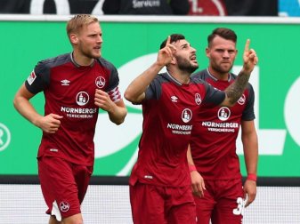 Der Nürnberger Mikael Ishak (M) jubelt mit seinen Kollegen Hanno Behrens (l) und Eduard Löwen über seinen Treffer zum 1:0. Foto: Daniel Karmann Der Nürnberger Mikael Ishak (M) jubelt mit seinen Kollegen Hanno Behrens (l) und Eduard Löwen über seinen Treffer zum 1:0. Foto: Daniel Karmann