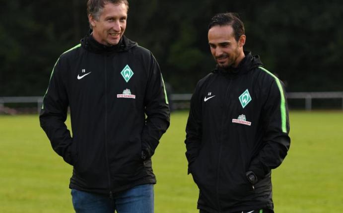 Werder-Geschäftsführer Frank Baumann (l) stärkt Trainer Alexander Nouri nach dem Fehlstart den Rücken. Foto: David Hecker