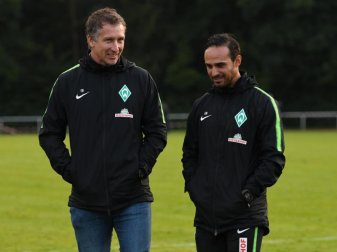 Werder-Geschäftsführer Frank Baumann (l) stärkt Trainer Alexander Nouri nach dem Fehlstart den Rücken. Foto: David Hecker Werder-Geschäftsführer Frank Baumann (l) stärkt Trainer Alexander Nouri nach dem Fehlstart den Rücken. Foto: David Hecker
