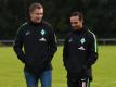 Werder-Geschäftsführer Frank Baumann (l) stärkt Trainer Alexander Nouri nach dem Fehlstart den Rücken. Foto: David Hecker