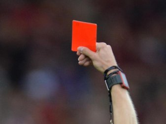 Im Istanbul-Derby zwischen Fenerbahce und Besiktas zeigte Schiedsrichter Schiedsrichter Ali Palabiyik insgesamt fünf Mal rot. Foto: Patrick Seeger Im Istanbul-Derby zwischen Fenerbahce und Besiktas zeigte Schiedsrichter Schiedsrichter Ali Palabiyik insgesamt fünf Mal rot. Foto: Patrick Seeger