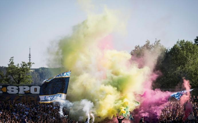 Anhänger von Carl Zeiss Jena zünden Pyrotechnik