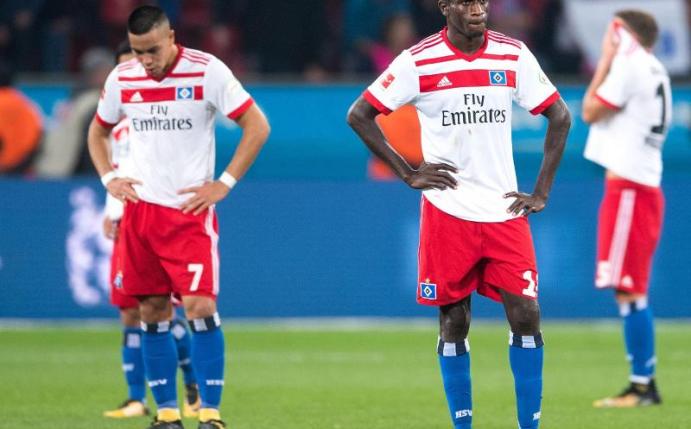 Nach dem 0:3 in Leverkusen stehen die HSV-Profi enttäuscht auf dem Rasen. Foto: Mariuzs Becker
