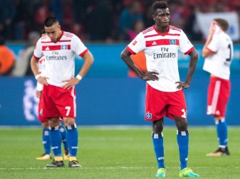 Nach dem 0:3 in Leverkusen stehen die HSV-Profi enttäuscht auf dem Rasen. Foto: Mariuzs Becker Nach dem 0:3 in Leverkusen stehen die HSV-Profi enttäuscht auf dem Rasen. Foto: Mariuzs Becker