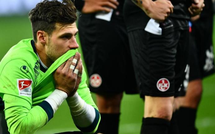 FCK-Torhüter Marius Müller kann die 0:5-Niederlage nicht fassen. Foto: Soeren Stache