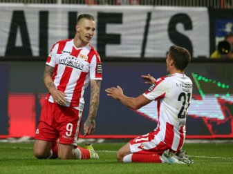 Sebastian Polter (l.) traf gegen den FCK dreifach Sebastian Polter (l.) traf gegen den FCK dreifach