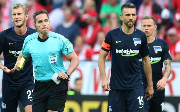 Hertha-Kapitän Vedad Ibisevic (r) wird von Schiedsrichter Tobias Stieler vom Platz geschickt. Foto: Thomas Frey