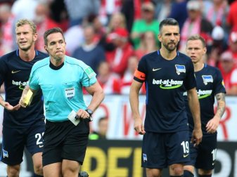 Hertha-Kapitän Vedad Ibisevic (r) wird von Schiedsrichter Tobias Stieler vom Platz geschickt. Foto: Thomas Frey Hertha-Kapitän Vedad Ibisevic (r) wird von Schiedsrichter Tobias Stieler vom Platz geschickt. Foto: Thomas Frey