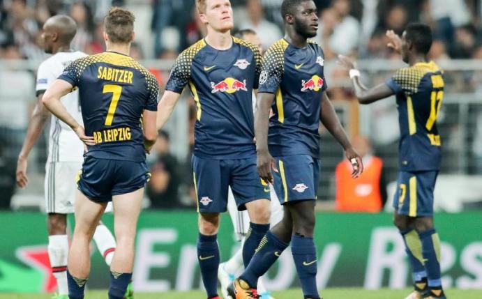 Die Leipziger Marcel Sabitzer, Marcel Halstenberg, Dayot Upamecano und Bruma (l-r) sind nach dem 0:2 enttäuscht. Foto: Jan Woitas