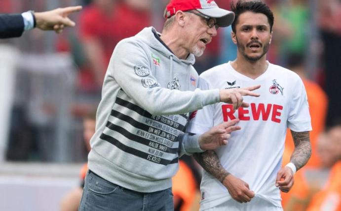 Kölns Trainer Peter Stöger (l) und Leonardo Bittencourt. Foto: Marius Becker