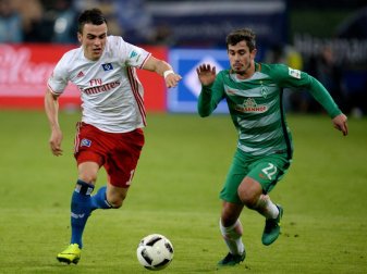 Sowohl für den HSV um Filip Kostic (l) als auch für die Bremer um Fin Bartels geht es um viel im Nordderby. Foto: Daniel Reinhardt Sowohl für den HSV um Filip Kostic (l) als auch für die Bremer um Fin Bartels geht es um viel im Nordderby. Foto: Daniel Reinhardt