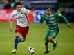 Sowohl für den HSV um Filip Kostic (l) als auch für die Bremer um Fin Bartels geht es um viel im Nordderby. Foto: Daniel Reinhardt