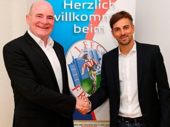 Arnautis (r.) unterschreibt einen Vertrag bis 2019 Arnautis (r.) unterschreibt einen Vertrag bis 2019