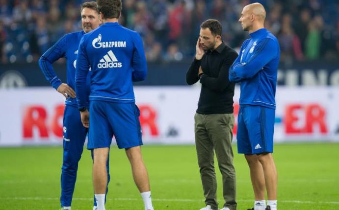 Schalkes Trainer Domenico Tedesco (2.v.r.) steht nach dem Spiel mit seinen Co-Trainern enttäuscht auf dem Platz. Foto: Guido Kirchner