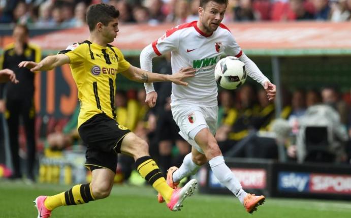 Borussia Dortmund muss die Tabellenführung beim überraschend starken FC Augsburg verteidigen. Foto: Andreas Gebert