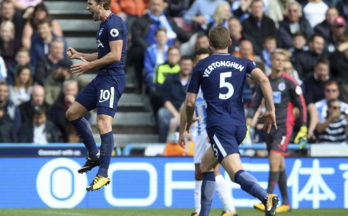 Tottenhams Harry Kane (l) jubelt über seinen zweiten Treffer gegen Huddersfield mit seinem Teamkollegen. Foto: Nigel French