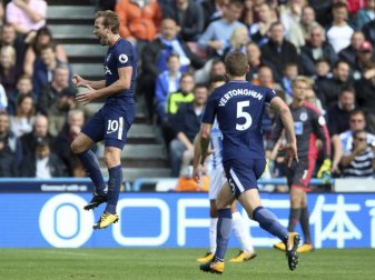 Tottenhams Harry Kane (l) jubelt über seinen zweiten Treffer gegen Huddersfield mit seinem Teamkollegen. Foto: Nigel French Tottenhams Harry Kane (l) jubelt über seinen zweiten Treffer gegen Huddersfield mit seinem Teamkollegen. Foto: Nigel French