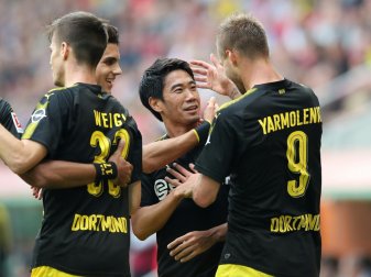 Kagawa wird nach seinem Traum-Lupfer zum 1:2 gefeiert Kagawa wird nach seinem Traum-Lupfer zum 1:2 gefeiert