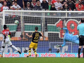 Augsburgs Torwart Marwin Hitz konnte das Gegentor durch einen Heber von Dortmunds Shinji Kagawa nicht verhindern. Foto: Stefan Puchner
