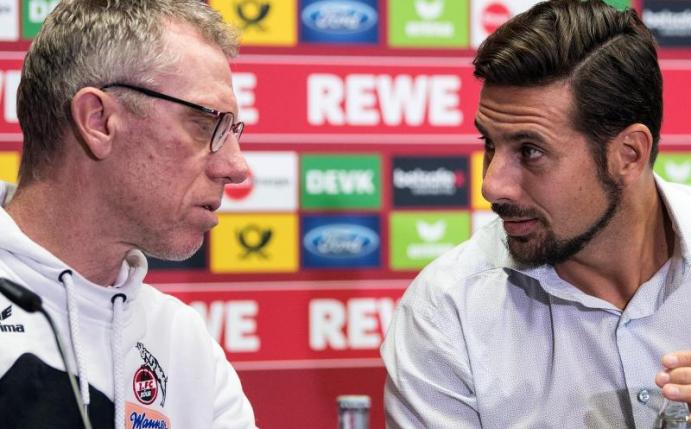 Setzt Kölns Trainer Peter Stöger (l) schon gegen Leipzig auf Neuzugang Claudio Pizarro? Foto: Federico Gambarini