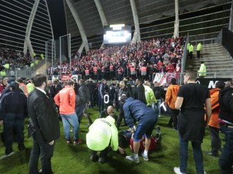 Sanitäter helfen Verletzten in Amiens nachdem ein Sicherheitsgeländer nach einem Torjubel zusammengebrochen war. Foto: Uncredited Sanitäter helfen Verletzten in Amiens nachdem ein Sicherheitsgeländer nach einem Torjubel zusammengebrochen war. Foto: Uncredited