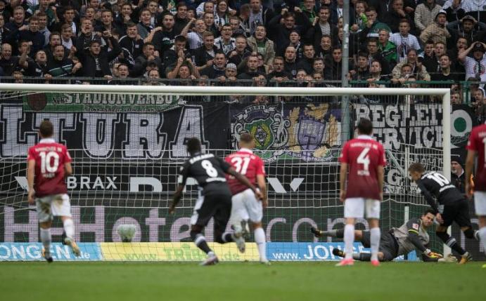 Gladbachs Thorgan Hazard (r/10) erzielt den Treffer zum 2:1 gegen Hannover per Elfmeter. Foto: Federico Gambarini