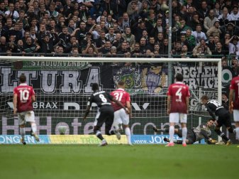 Gladbachs Thorgan Hazard (r/10) erzielt den Treffer zum 2:1 gegen Hannover per Elfmeter. Foto: Federico Gambarini Gladbachs Thorgan Hazard (r/10) erzielt den Treffer zum 2:1 gegen Hannover per Elfmeter. Foto: Federico Gambarini