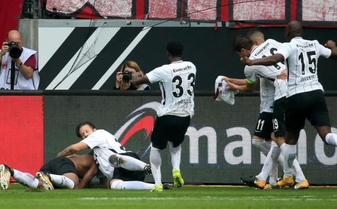 Die Frankfurter feierten in der Nachspielzeit Torschütze Sébastien Haller (l). Foto: Hasan Bratic