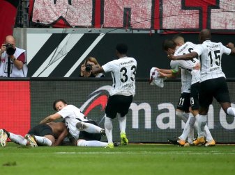 Die Frankfurter feierten in der Nachspielzeit Torschütze Sébastien Haller (l). Foto: Hasan Bratic Die Frankfurter feierten in der Nachspielzeit Torschütze Sébastien Haller (l). Foto: Hasan Bratic