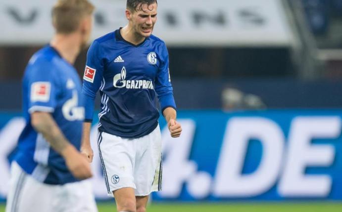 Schalkes Leon Goretzka (r) ärgert sich, nachdem er den Ball freistehend aus fünf Metern vor dem Leverkusener Tor über die Latte gedroschen hat. Foto: Guido Kirchner