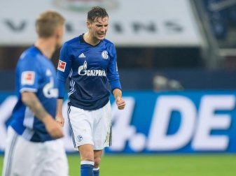 Schalkes Leon Goretzka (r) ärgert sich, nachdem er den Ball freistehend aus fünf Metern vor dem Leverkusener Tor über die Latte gedroschen hat. Foto: Guido Kirchner Schalkes Leon Goretzka (r) ärgert sich, nachdem er den Ball freistehend aus fünf Metern vor dem Leverkusener Tor über die Latte gedroschen hat. Foto: Guido Kirchner