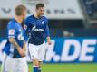 Schalkes Leon Goretzka (r) ärgert sich, nachdem er den Ball freistehend aus fünf Metern vor dem Leverkusener Tor über die Latte gedroschen hat. Foto: Guido Kirchner